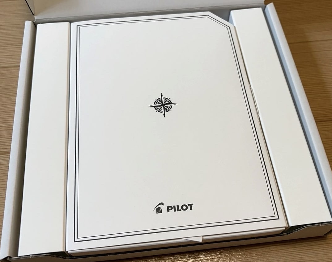 パイロットコーポレーションの株主優待が届いた箱を開けた直後の写真